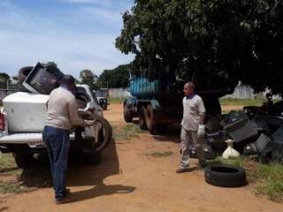 Equipes coletando materiais durante ação de combate ao Aedes Aegypti (Foto: Divulgação/PMCG)