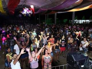 Foliões de Três Lagoas durante baile de carnaval ontem (2) (Foto: Divulgação)