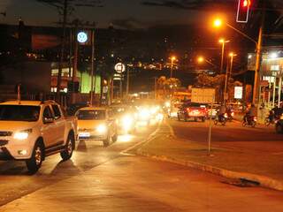 O congestionamento na rua Joaquim Murtinho acontece, algums vezes por dia, principalmente em frente do ponto de integração de ônibus. (Foto: Rodrigo Pazinato)