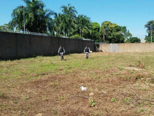 Corpo de mulher &eacute; encontrado dentro de terreno baldio por moradores