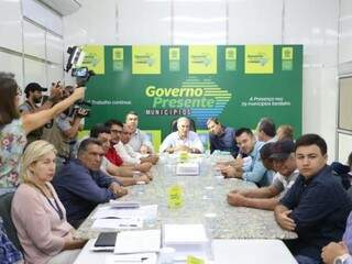Reinaldo Azambuja em reunião no seu gabinete em Aquidauana (Foto: Paulo Francis)