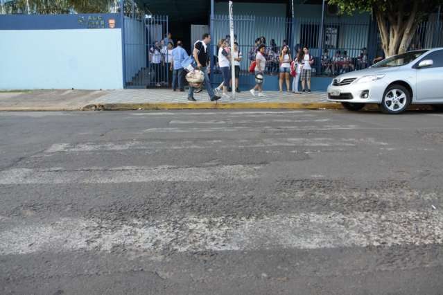 Faixa &quot;some&quot; em frente a col&eacute;gio e eleva risco de acidentes com alunos