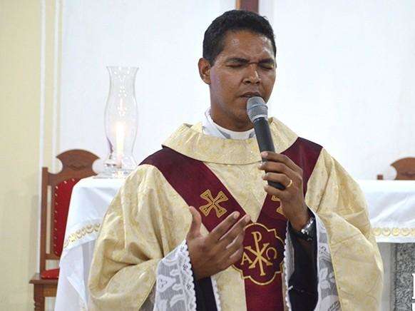 Padre de 34 anos &eacute; encontrado morto dentro de casa