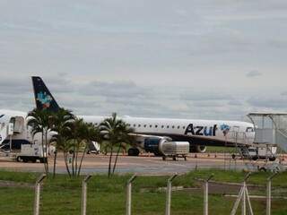 Avião da Azul no aeroporto de Campo Grande. (Foto: Alcides Neto)