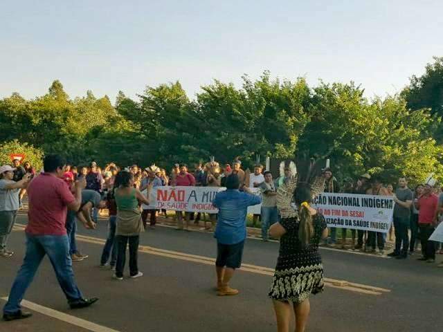 &Iacute;ndios bloqueiam a BR-262 contra municipaliza&ccedil;&atilde;o da sa&uacute;de ind&iacute;gena 