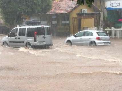 Chuva deixa água de rio turva e interdita balneário em Bonito 