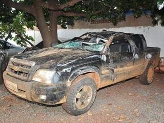 Em perseguição com a PM, caminhonete ficou destruída. (Foto: João Garrigó)