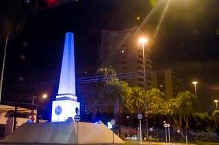 Obelisco recebe a cor azul, que simboliza a dor das vítimas do tráfico de humanos. (Foto: Vanessa Tamires)