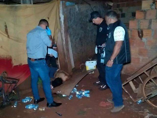 V&iacute;tima de agress&otilde;es, mulher mata o esposo com facada no peito 