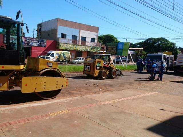 Tr&ecirc;s semanas ap&oacute;s in&iacute;cio, recapeamento &eacute; retomado em avenidas centrais