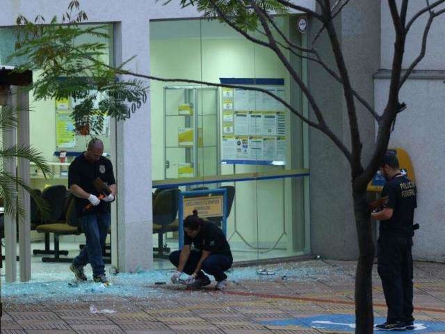 Quatro bandidos que trocaram tiros com a pol&iacute;cia morrem no hospital 