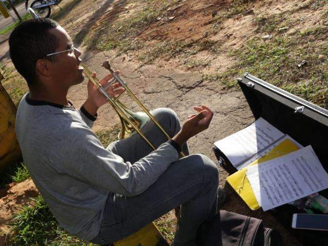 Nos intervalos do trabalho, pedreiro deixa obra para tocar trombone na rua 