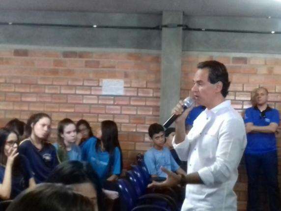 Estudantes questionam prefeito sobre &ocirc;nibus, obras e sa&uacute;de p&uacute;blica