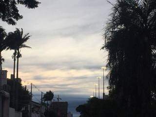 Dia amanhecendo com céu nublado na Avenida Afonso Pena, uma das mais movimentadas de Campo Grande (Foto: Bruna Kaspary)