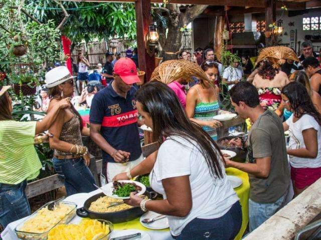 M&uacute;sico &ldquo;descobre&rdquo; espa&ccedil;o ao ar livre e transforma sal&atilde;o em nova casa do samba