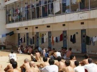 Presos tomando banho de sol na Penitenciária de Dourados, a maior do interior de MS (Foto: Hedio Fazan)