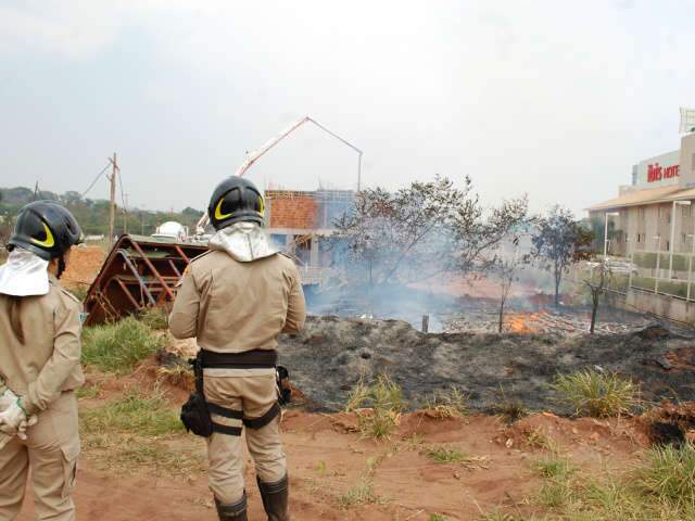  Inc&ecirc;ndio atinge terreno pr&oacute;ximo a hotel em Campo Grande 