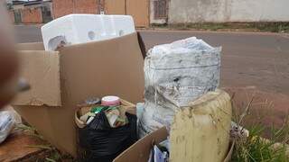 Além de sacos, caixas com lixo também &#039;entopem&#039; calçadas (Foto: Anahi Gurgel)