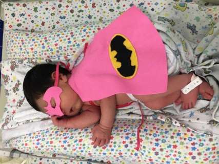 Ensaio reúne "super-heróis" prematuros que lutam pela vida em maternidade