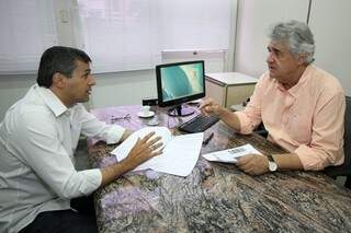 Ouvidor Geral, Valmir Moura Fé e o diretor presidente da Emha, Dirceu Peters, durante reunião. (Foto:Divulgação)