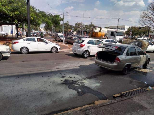 Carro pega fogo e deixa tr&acirc;nsito lento na Avenida Afonso Pena
