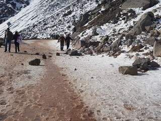 Estrada onde aconteceu o deslizamento de pedras, a caminhado da barragem de El Yeso (Foto/Arquivo)