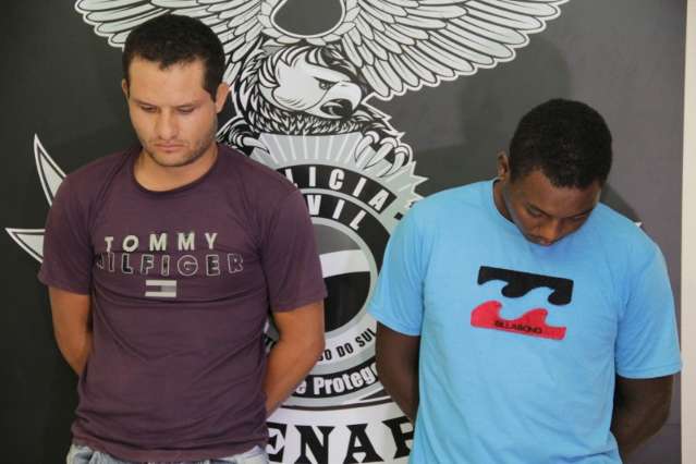 Pol&iacute;cia prende em flagrante dupla que liderava tr&aacute;fico no Bairro Guanandi