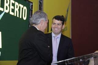 Governador Reinaldo Azambuja e o procurador-geral do Estado, Adalberto Neves Miranda, assinam contrato com metas para 2016 (Foto: Alan Nantes)