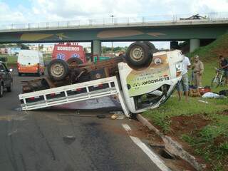 Caminhão ficou virado após capotar. (Foto: Simão Nogueira)
