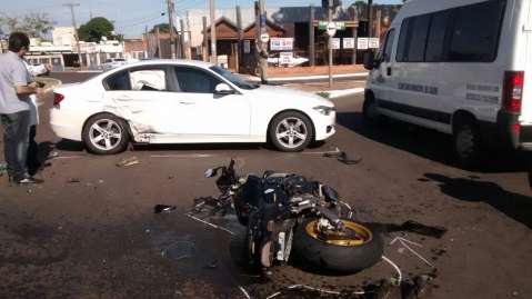 Acidente envolvendo BMW e CB600 deixa motociclista ferido no Centro