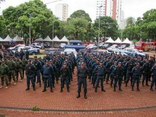 Agentes que reforçam o policiamento da Capital, nesta final de ano. (Foto: Marcos Maluf) 