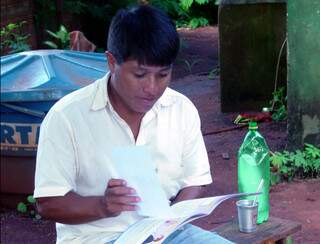 Na aldeia Jaguapiru, Daniel lê sobre direitos. (Foto: Divulgação).