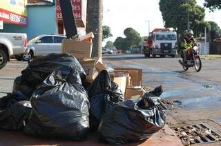 Lixo acumula nas ruas da cidade nesta sexta-feira. (Foto: Simão Nogueira)