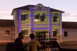 A primeira edição do vídeo mapping foi realizada na fachada da antiga estação ferroviária. (Foto: Divulgação)