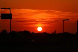O nascer do sol nas primeiras horas mostra que o dia vai ser quente na Cidade Morena.  (Foto: Marcos Ermínio) 
