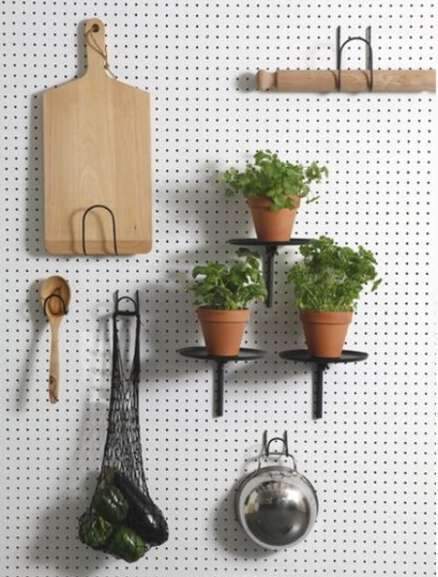 Na cozinha, painel serve, inclusive, para um toque de verde no ambiente.
