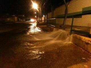 Vazamento de água alagou a rua Nicomedes Vieira Rezende. (Foto: Mariston Ceolin) 