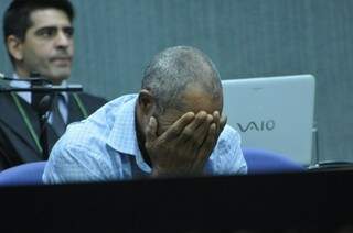 Réu passou o julgamento de cabeça baixa e disse aos jurados que se arrepende (Foto: Alcides Neto)