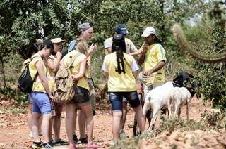 Trabalho também era de evangelizar, até no meio da estrada. (Foto: Everson Cabral)