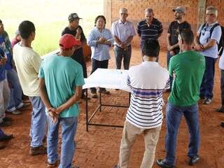 Técnicos do DSEI reunidos com representantes da comunidade indígena (Foto: Eliel Oliveira)