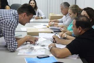 Comissão recebe amostras dos kits que serão entregues na Reme (Foto: Marcos Ermínio)