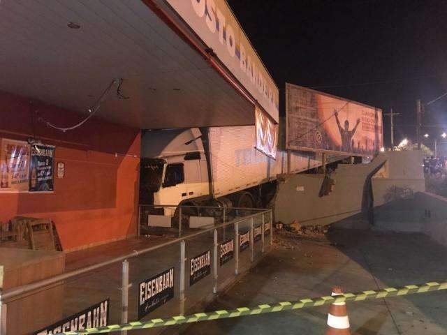 Caminh&atilde;o desgovernado invade posto de gasolina no Rita Vieira