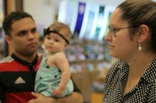 Danna Prado e ao fundo, o esposo e a filha (Foto: João Paulo Gonçalves)