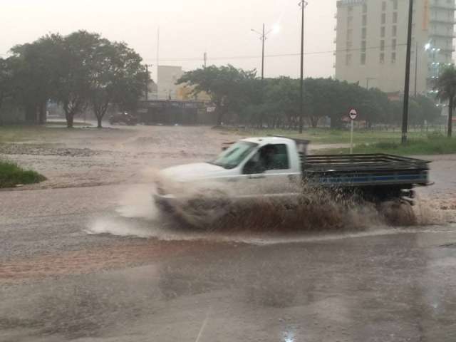 Ap&oacute;s seis dias de estiagem, volta a chover forte na fronteira com o Paraguai