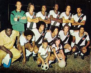 Vasco no Brasileirão de 1973: Andrada, Paulo César, Alcir,Renê, Moisés e Alfinete
Agachados: Luis Fumanchu, Gaúcho, Roberto Dinamite, Zanata e Luís Carlos