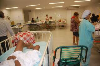 Segundo médcios e enfemeiros, hospital vive situação caótica. (Foto: Simão Nogueira)