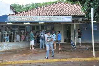 No posto de saúde do Bairro Moreninhas III pacientes aguardavam atendimento em pé. (Foto: Marcelo Calazans)