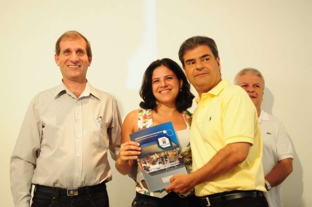 Prefeito entrega cartilhas com plano de carreira para servidores 