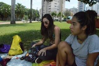 Lauriane Souza à esquerda, e Ingrid Mamed prestaram atenção nas dicas  (Foto: Alana Portela)