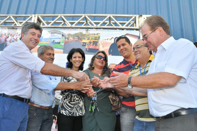  Em Dourados, Murilo entrega ve&iacute;culos para atender secretarias e &oacute;rg&atilde;os